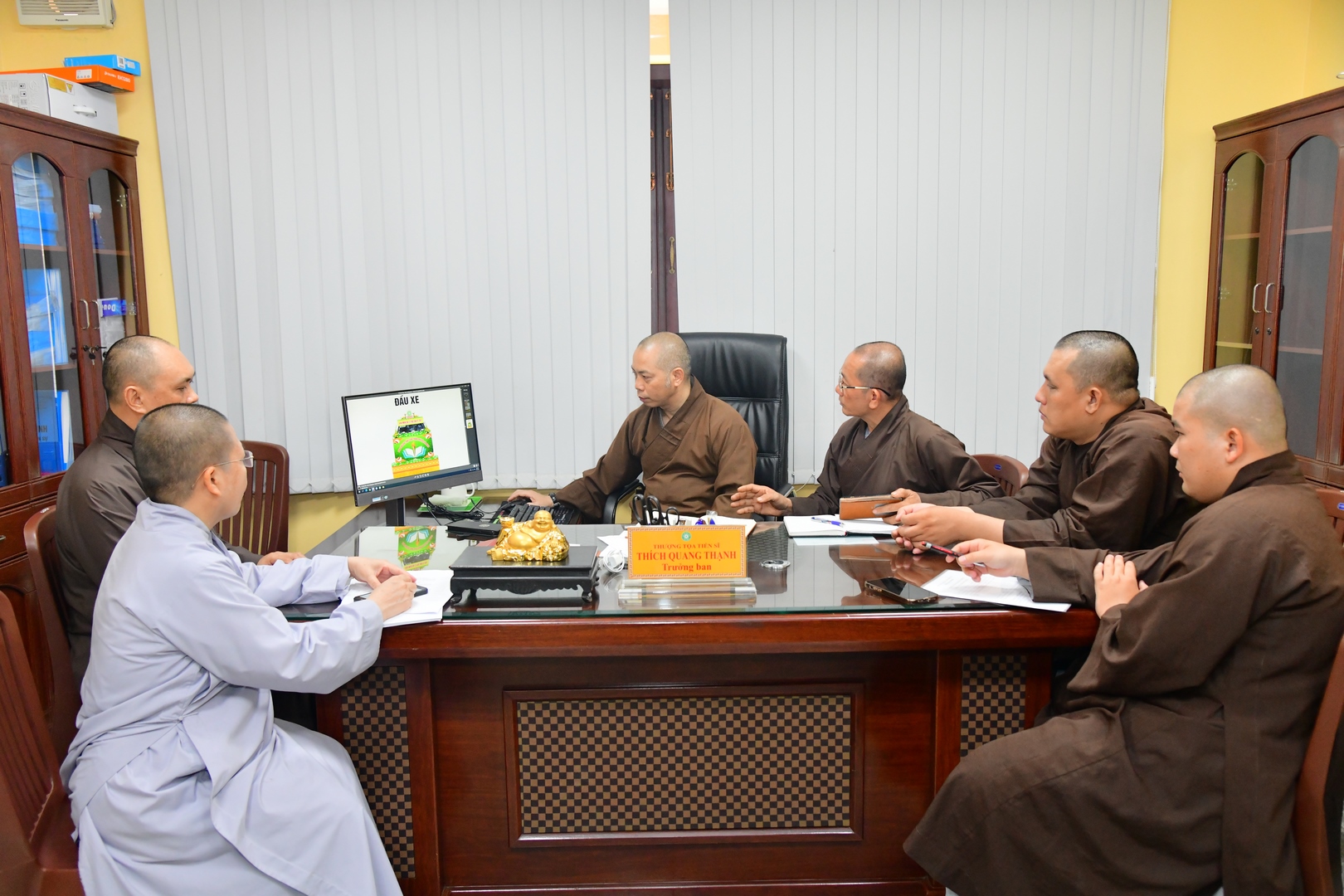 Ban Giáo dục Phật giáo TP.HCM triển khai công tác thiết trí xe hoa chào mừng Phật đản PL 2567, DL 2023
