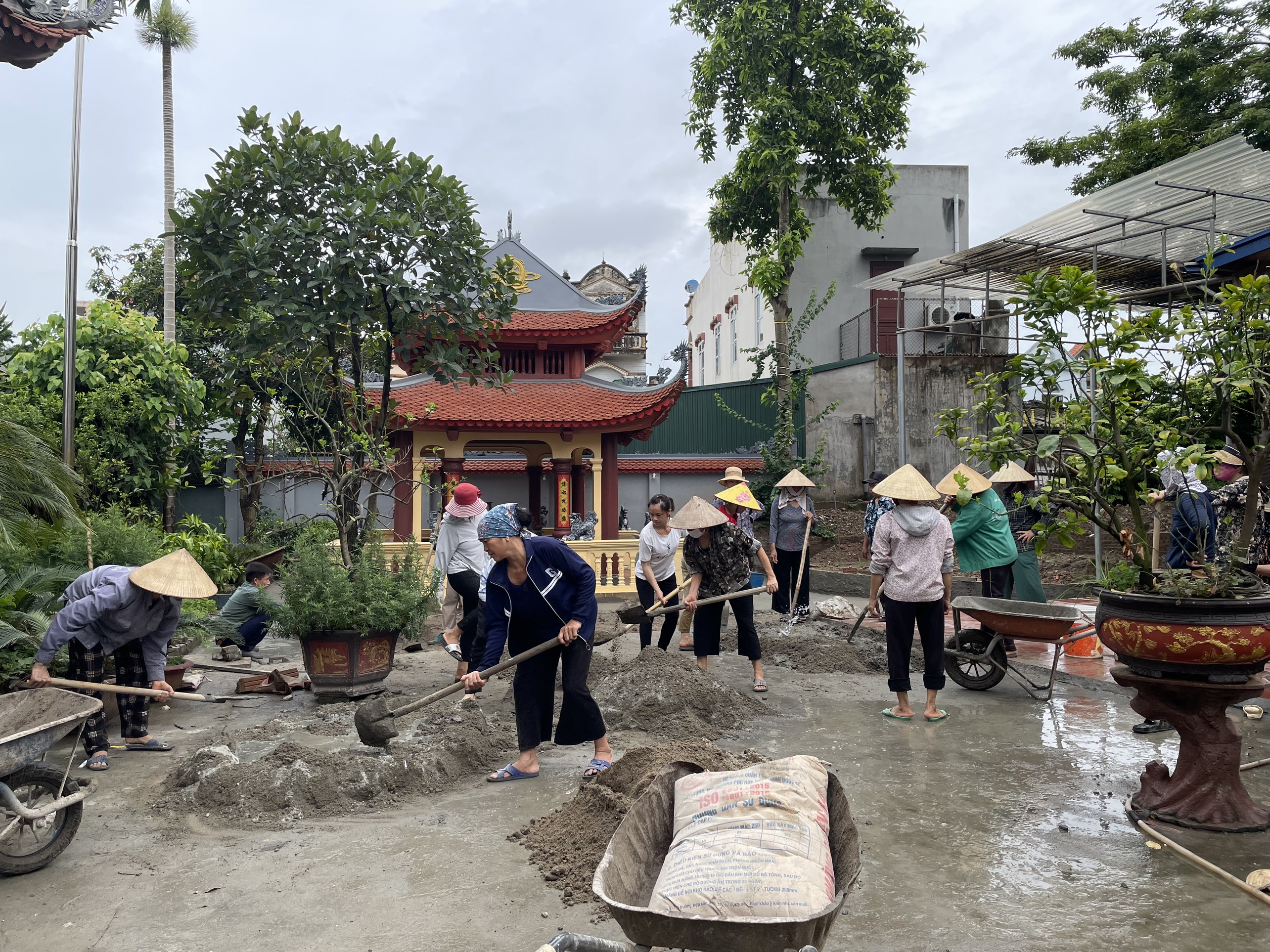 Những Đôi Chân Công Quả 